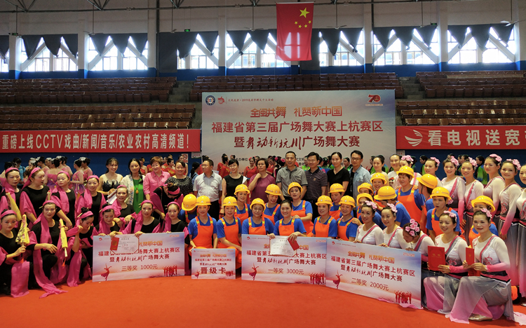 圖為領導嘉賓與參賽選手合影留念.jpg